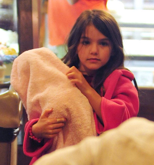 Suri Cruise wyraźnie nie lubi paparazzi (FOTO) Suri Cruise wyraźnie nie lubi paparazzi (FOTO)