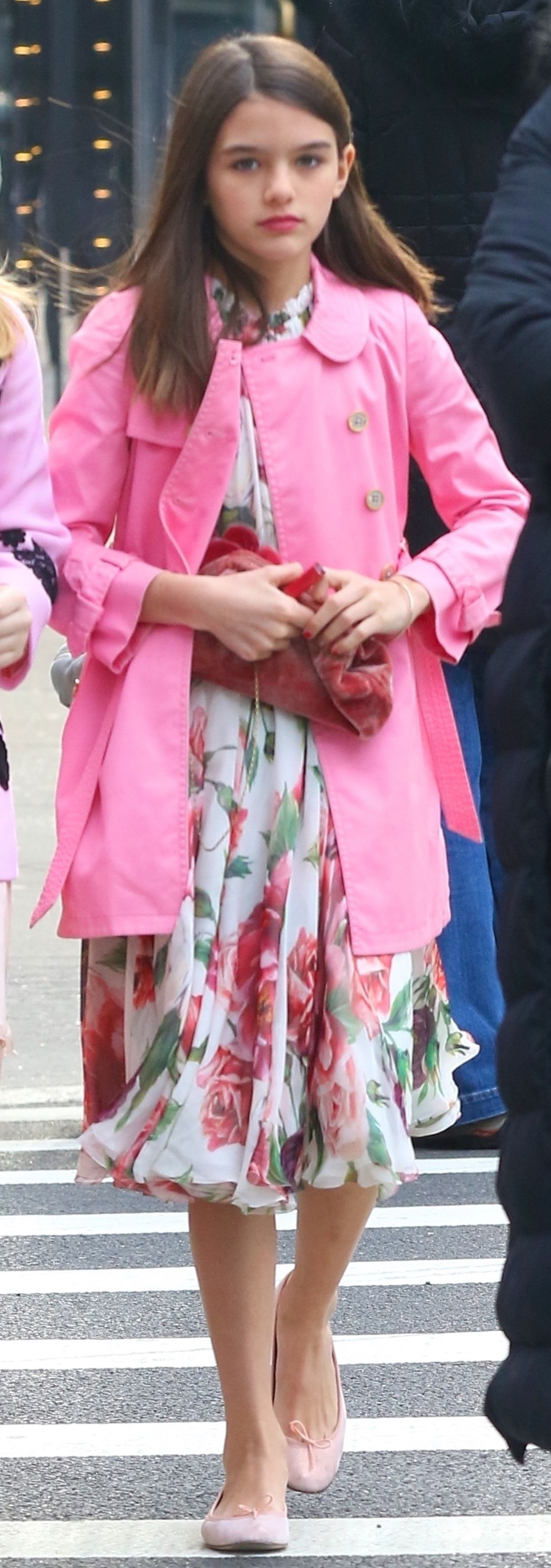 Suri Cruise (12 l.) cała w różu z koleżankami na spacerze po Nowym Jorku