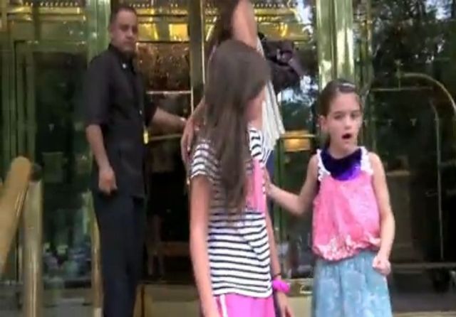 Suri Cruise wrzeszczy na łowców autografów [VIDEO]