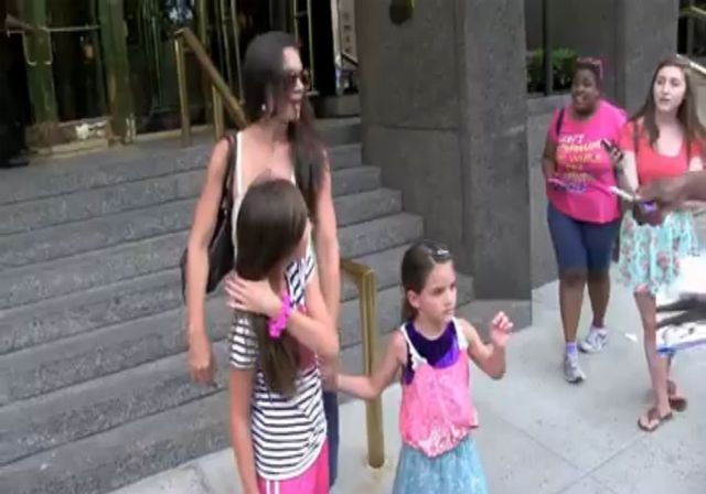 Suri Cruise wrzeszczy na łowców autografów [VIDEO]