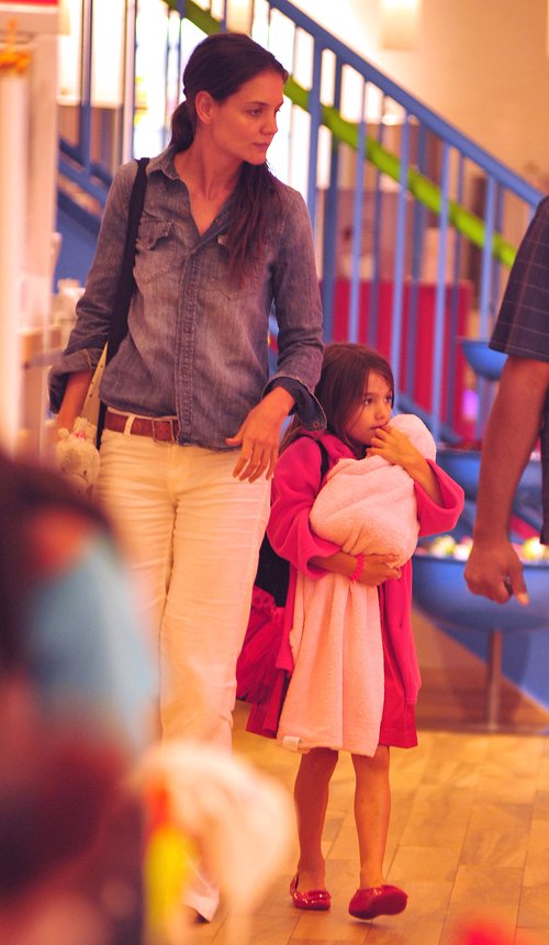 Suri Cruise wyraźnie nie lubi paparazzi (FOTO) Suri Cruise wyraźnie nie lubi paparazzi (FOTO)