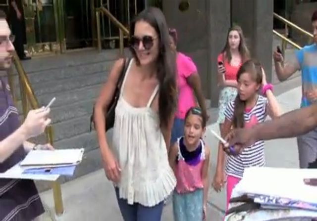 Suri Cruise wrzeszczy na łowców autografów [VIDEO]
