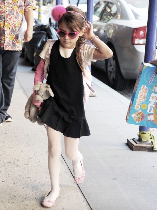 Suri Cruise wie, jak ozdobić złamaną rękę (FOTO)