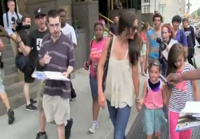 Suri Cruise wrzeszczy na łowców autografów [VIDEO]