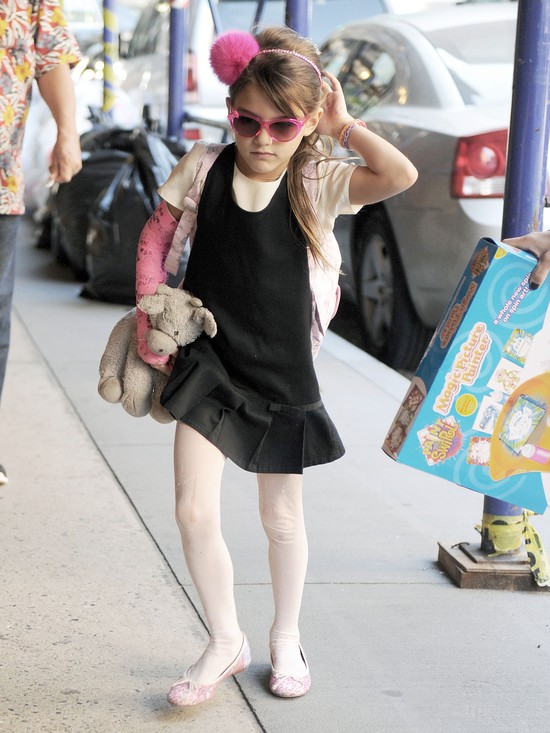 Suri Cruise wie, jak ozdobić złamaną rękę (FOTO)