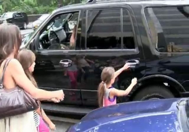 Suri Cruise wrzeszczy na łowców autografów [VIDEO]