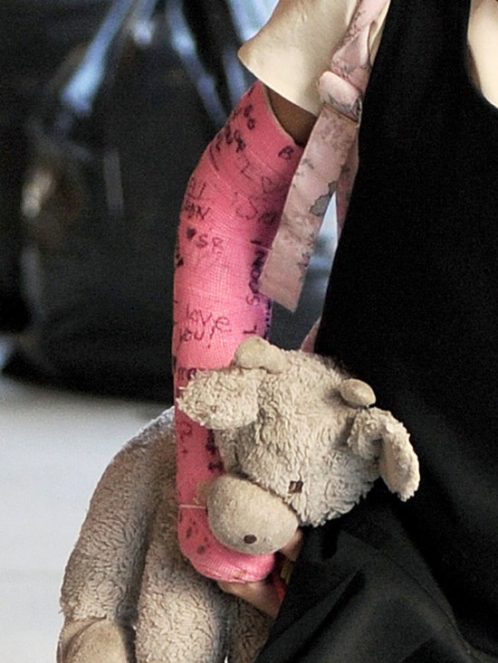 Suri Cruise wie, jak ozdobić złamaną rękę (FOTO)