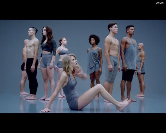 Taylor Swift próbuje twerkać, rapować, być cheerleaderką... Taylor Swift próbuje twerkać, rapować, być cheerleaderką...