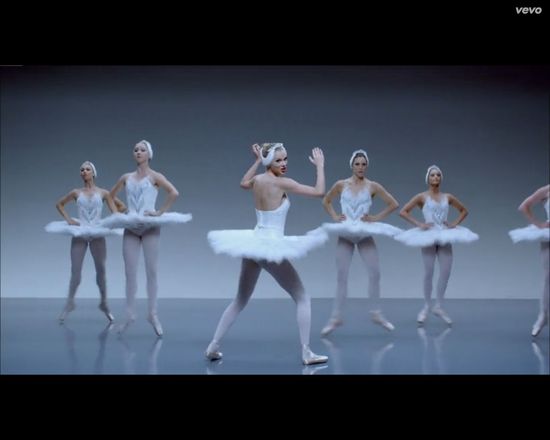 Taylor Swift próbuje twerkać, rapować, być cheerleaderką... Taylor Swift próbuje twerkać, rapować, być cheerleaderką...