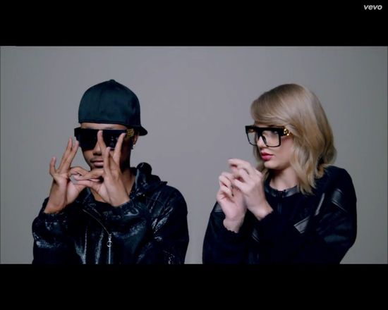 Taylor Swift próbuje twerkać, rapować, być cheerleaderką... Taylor Swift próbuje twerkać, rapować, być cheerleaderką...