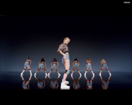 Taylor Swift próbuje twerkać, rapować, być cheerleaderką... Taylor Swift próbuje twerkać, rapować, być cheerleaderką...