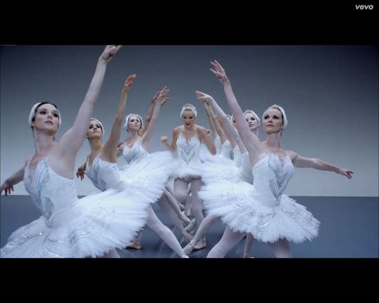 Taylor Swift próbuje twerkać, rapować, być cheerleaderką... Taylor Swift próbuje twerkać, rapować, być cheerleaderką...