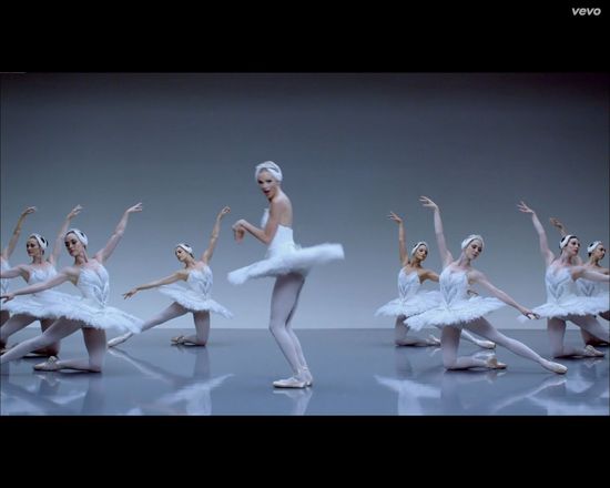 Taylor Swift próbuje twerkać, rapować, być cheerleaderką... Taylor Swift próbuje twerkać, rapować, być cheerleaderką...