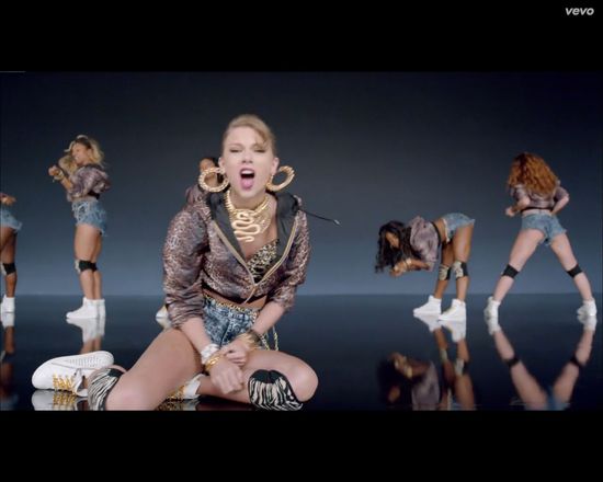 Taylor Swift próbuje twerkać, rapować, być cheerleaderką... Taylor Swift próbuje twerkać, rapować, być cheerleaderką...