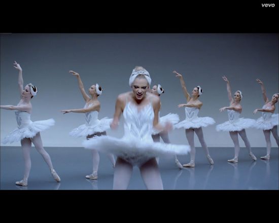 Taylor Swift próbuje twerkać, rapować, być cheerleaderką... Taylor Swift próbuje twerkać, rapować, być cheerleaderką...