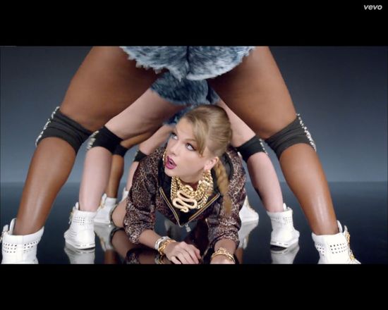 Taylor Swift próbuje twerkać, rapować, być cheerleaderką... Taylor Swift próbuje twerkać, rapować, być cheerleaderką...