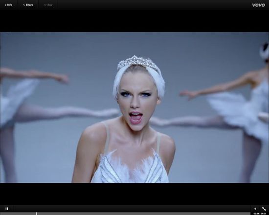 Taylor Swift próbuje twerkać, rapować, być cheerleaderką... Taylor Swift próbuje twerkać, rapować, być cheerleaderką...