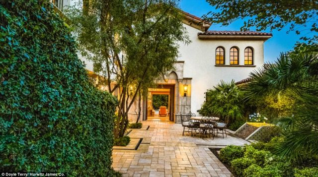 Dlaczego dom Sylvestra Stallone jest przeklęty? (FOTO) Dlaczego dom Sylvestra Stallone jest przeklęty? (FOTO)