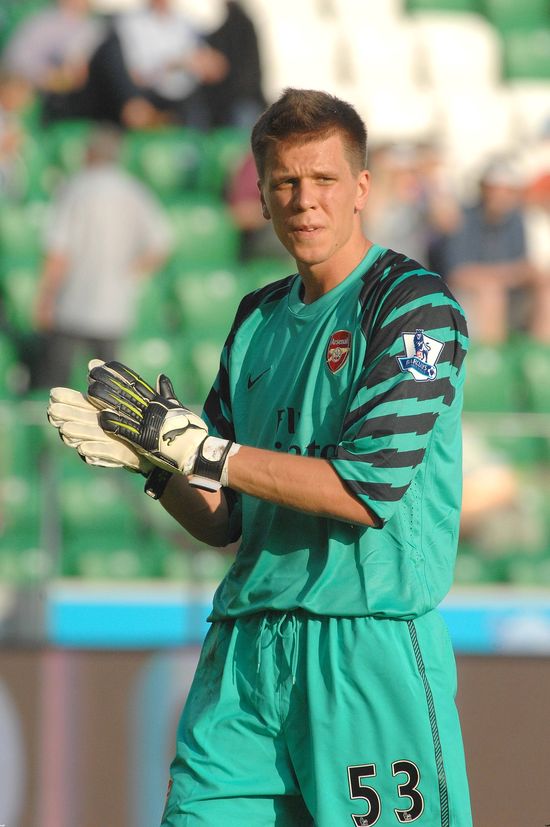 Wojciech Szczęsny wykonuje obsceniczny gest wobec...