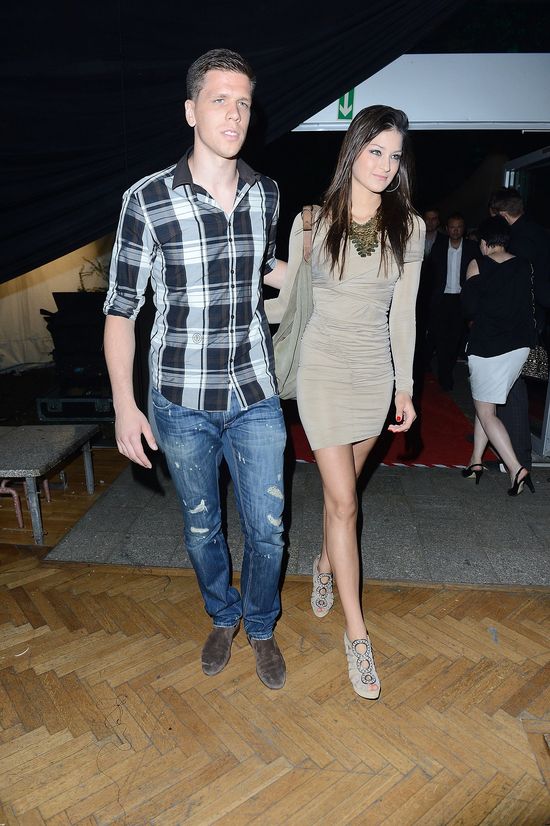 Wojciech Szczęsny wykonuje obsceniczny gest wobec...