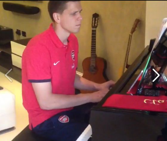 Wojciech Szczęsny gra nie tylko na murawie (VIDEO)