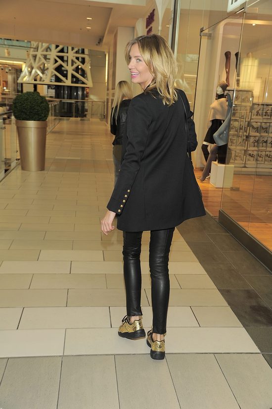 Czy to zagubiona na warszawskich salonach szafiarka?