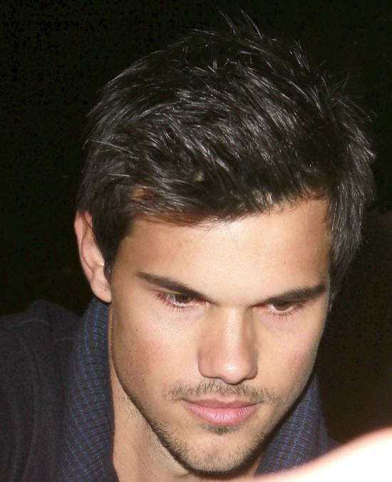 Taylor Lautner zapuścił wąsik (FOTO)