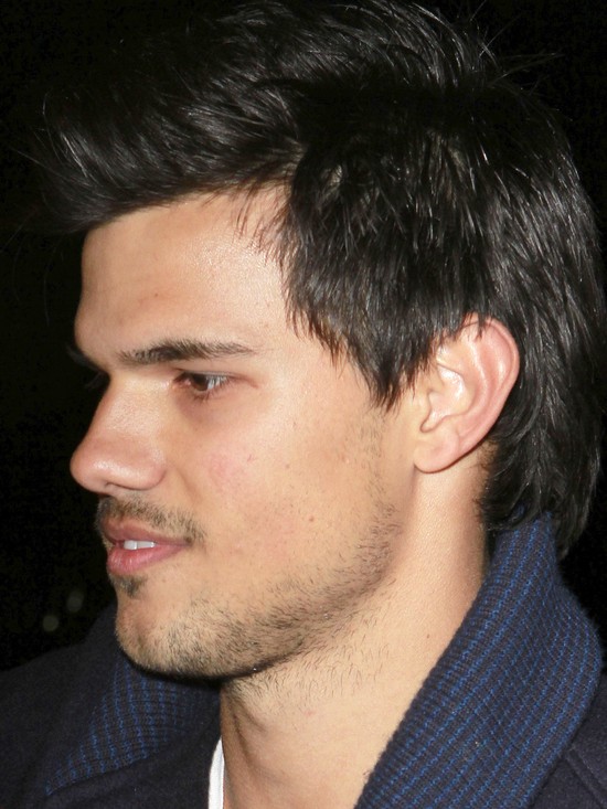 Taylor Lautner zapuścił wąsik (FOTO)