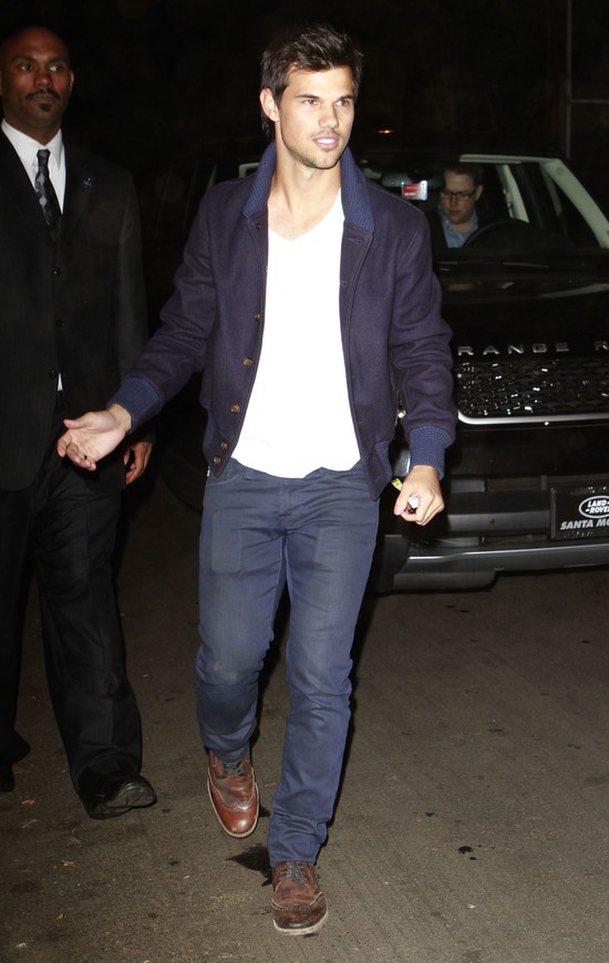 Taylor Lautner zapuścił wąsik (FOTO)