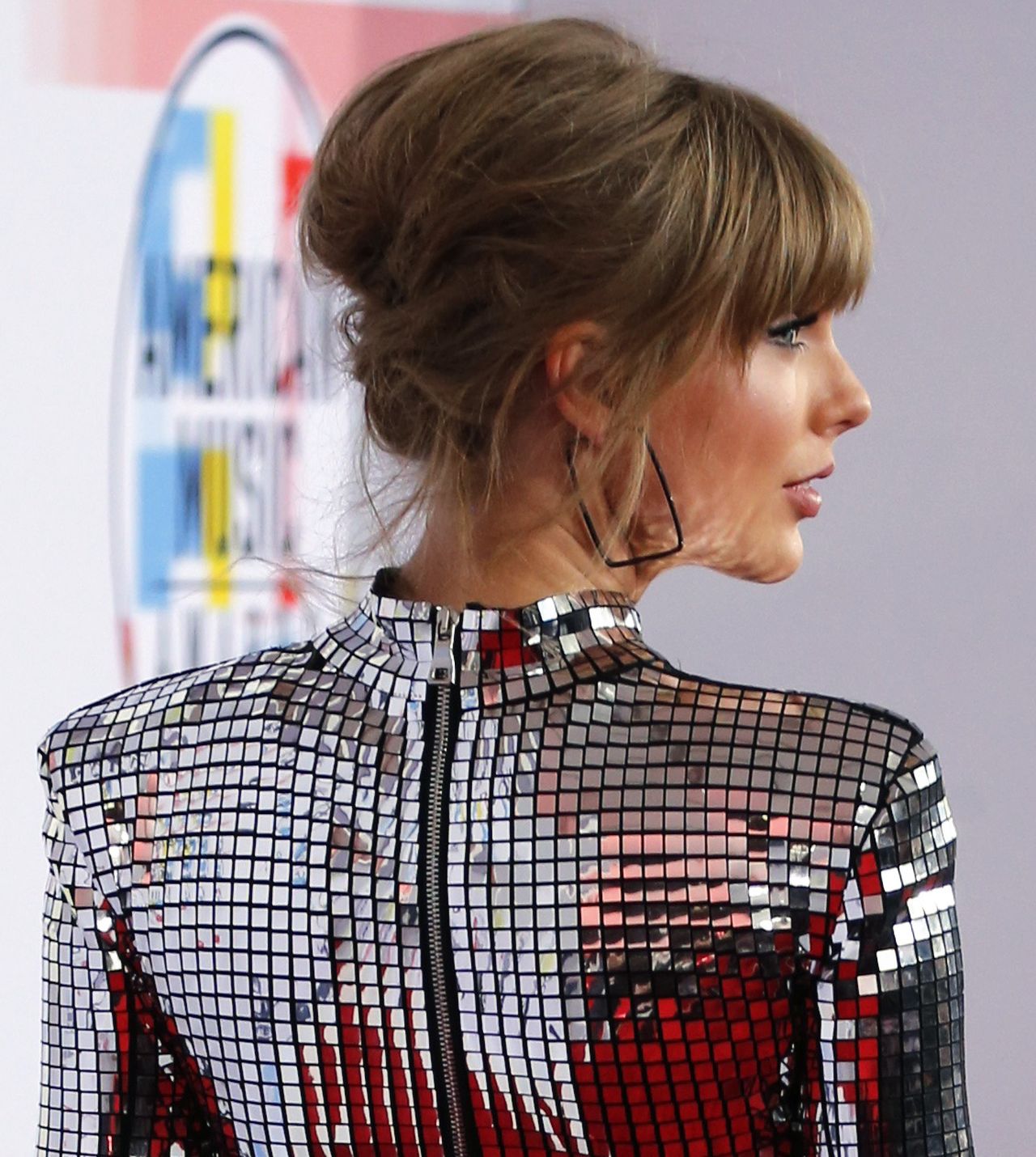 Taylor Swift jak dyskotekowa kula na gali American Music Awards 2018 (ZDJĘCIA)