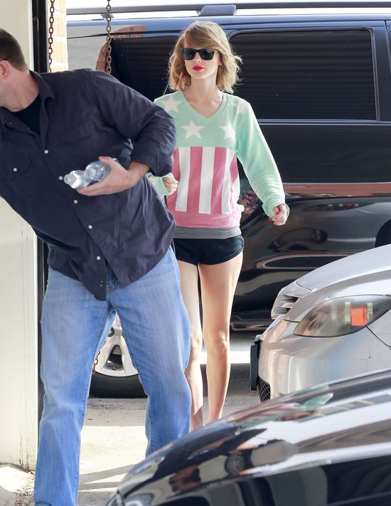 Modelka, piosenkarka, aktorka - kto ma takie nogi?