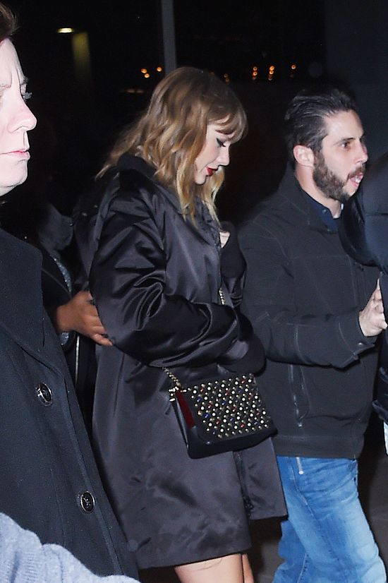 Dopiero, gdy Taylor pokazała nogi, internauci zorientowali się, że przytyła Dopiero, gdy Taylor pokazała nogi, internauci zorientowali się, że przytyła