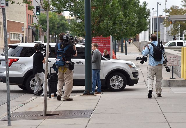 Taylor Swift zrobiła cyrk pod sądem? Taylor Swift zrobiła cyrk pod sądem?