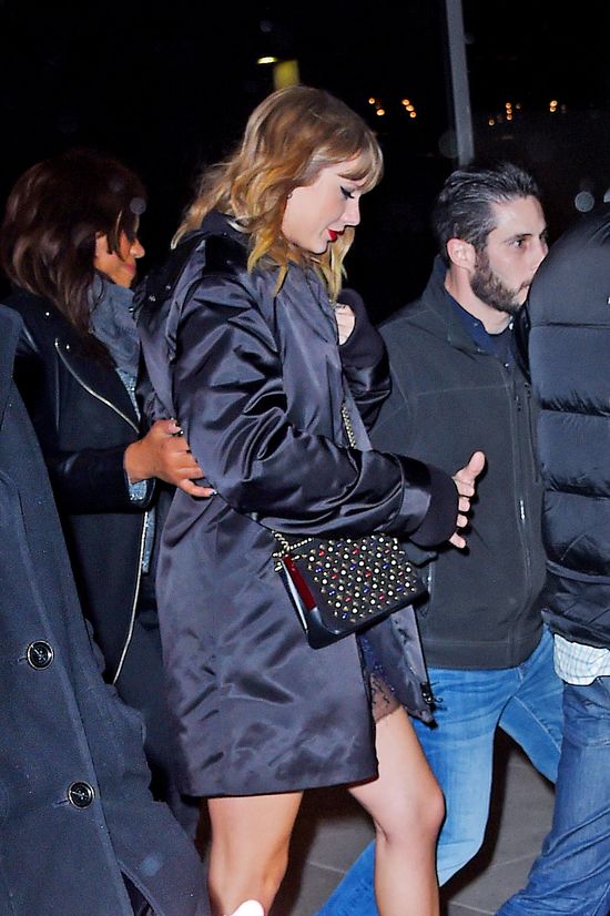 Dopiero, gdy Taylor pokazała nogi, internauci zorientowali się, że przytyła Dopiero, gdy Taylor pokazała nogi, internauci zorientowali się, że przytyła