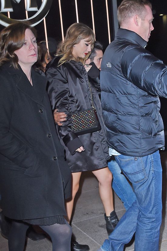 Dopiero, gdy Taylor pokazała nogi, internauci zorientowali się, że przytyła Dopiero, gdy Taylor pokazała nogi, internauci zorientowali się, że przytyła