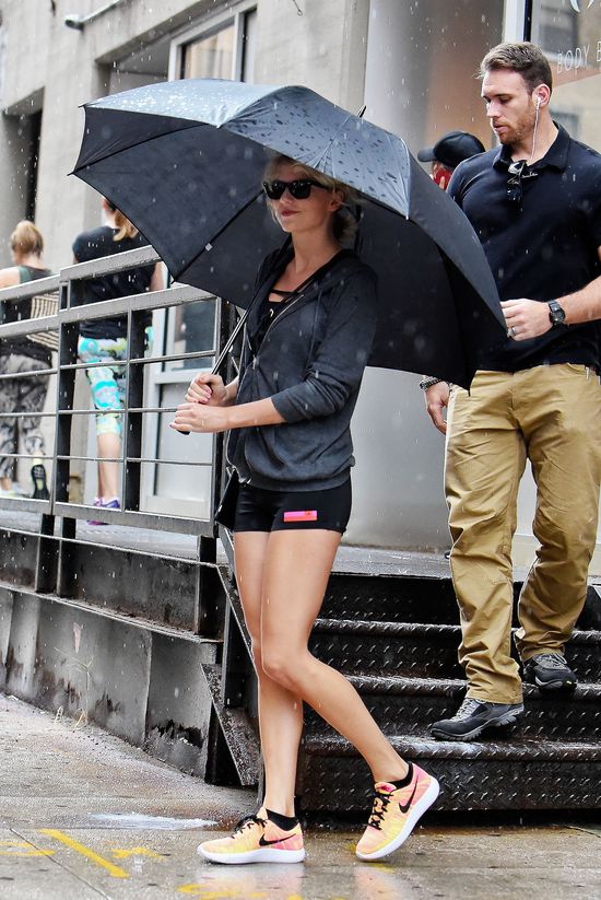 Kim Kardashian nie założyłaby aż tak krótkich szortów. Zrobiła to Taylor! Kim Kardashian nie założyłaby aż tak krótkich szortów. Zrobiła to Taylor!