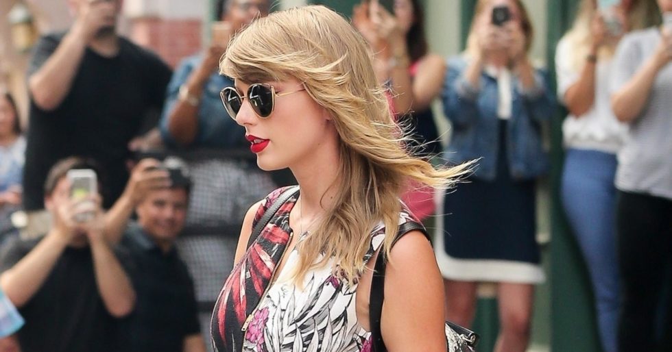 WOW! Taylor Swift w TYCH BUTACH wzbudziła poruszenie na swojej ulicy (ZDJĘCIA) WOW! Taylor Swift w TYCH BUTACH wzbudziła poruszenie na swojej ulicy (ZDJĘCIA)