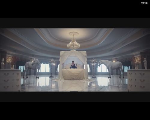 Taylor Swift z nożem, masakruje samochód chłopaka [VIDEO]