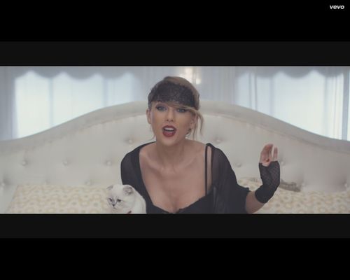 Taylor Swift z nożem, masakruje samochód chłopaka [VIDEO]
