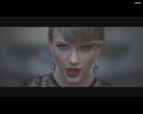 Taylor Swift z nożem, masakruje samochód chłopaka [VIDEO]