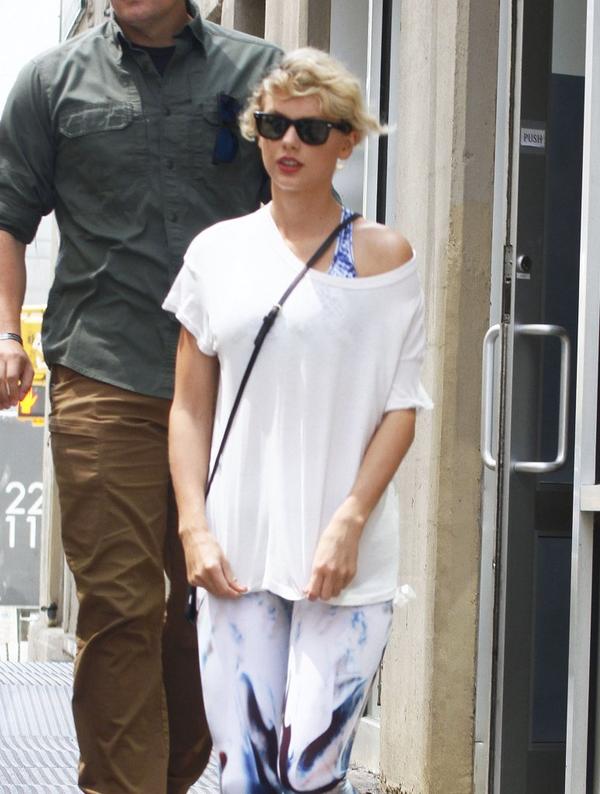 Taylor Swift lubi swój większy biust (i wciąż twierdzi, że jest naturalny)