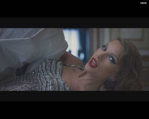 Taylor Swift z nożem, masakruje samochód chłopaka [VIDEO]