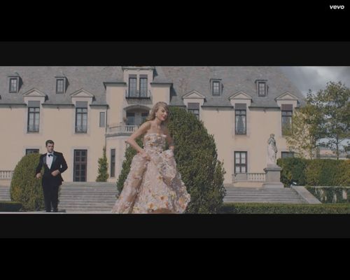 Taylor Swift z nożem, masakruje samochód chłopaka [VIDEO]