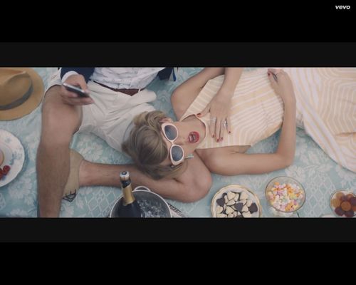 Taylor Swift z nożem, masakruje samochód chłopaka [VIDEO]