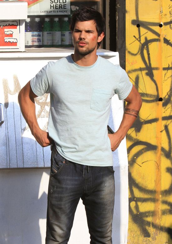 Taylor Lautner z poranioną twarzą