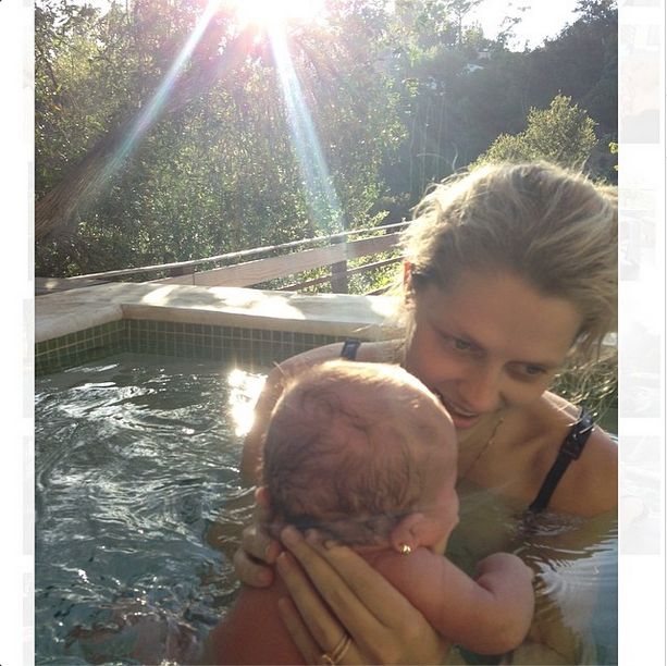 Kolejna gwiazda pokazuje, jak karmi piersią (FOTO)