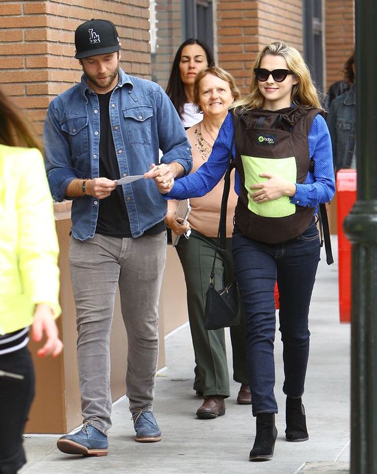 Szok! Pokazała się z dzieckiem tydzień po porodzie! (FOTO) Szok! Pokazała się z dzieckiem tydzień po porodzie! (FOTO)