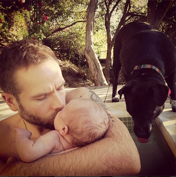 Kolejna gwiazda pokazuje, jak karmi piersią (FOTO)