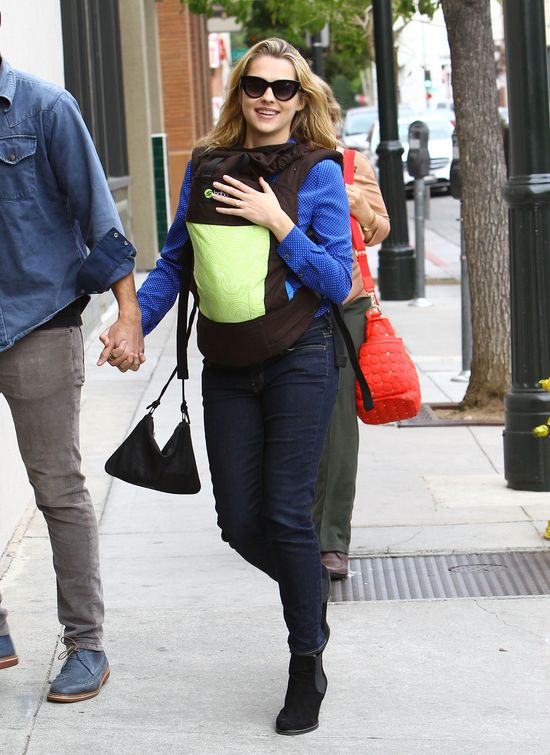 Szok! Pokazała się z dzieckiem tydzień po porodzie! (FOTO) Szok! Pokazała się z dzieckiem tydzień po porodzie! (FOTO)