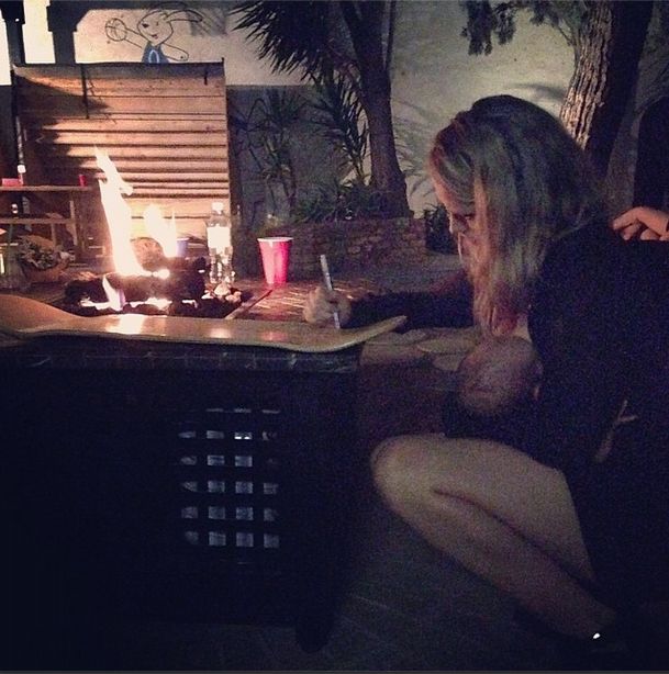 Kolejna gwiazda pokazuje, jak karmi piersią (FOTO)